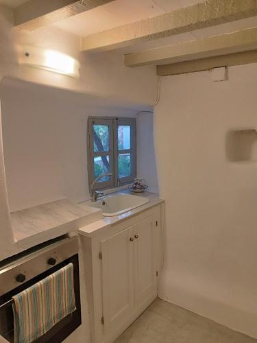 Dapur atau dapur kecil di TRADITIONAL STUDIO Chora Patmos