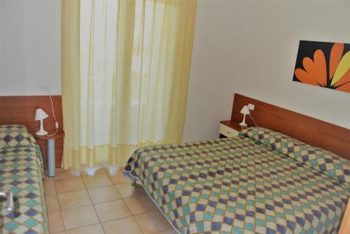 Habitación de hotel con cama y ventana en Ferienwohnung für 5 Personen ca 36 qm in Bibione, Adriaküste Italien Bibione und Umgebung, en Bibione