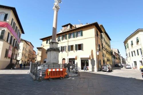 a street with a pole in the middle of a city at Ferienwohnung für 4 Personen ca 50 qm in Lucca, Toskana Provinz Lucca in Lucca