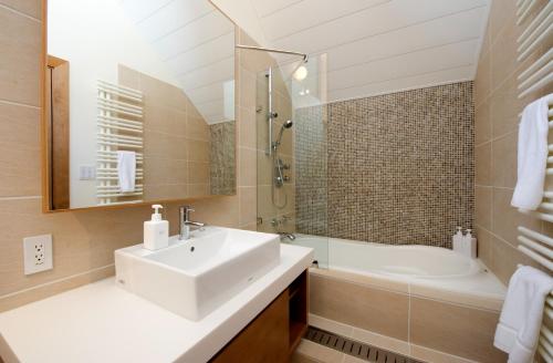 uma casa de banho com um lavatório e uma banheira e um lavatório em Annabelle - Vacation STAY 28455v em Niseko