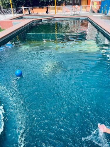 une piscine avec un ballon bleu dans l'eau dans l'établissement Departamento Hotel Cuatros Caminos, à Etzatlán