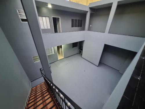 Villa Fátima Hostel GRU في جوارولوس: اطلالة علوية على درج في مبنى
