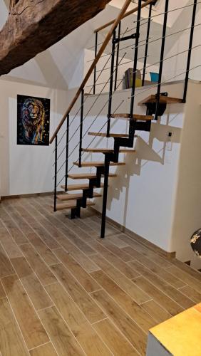 eine Treppe im Wohnzimmer mit Holzböden in der Unterkunft Au Cœur des vignes in Mareuil-sur-Cher