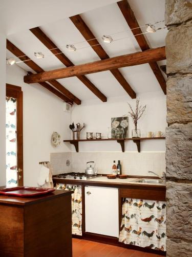 - une cuisine avec un évier et un comptoir dans l'établissement Romantisches Apartment für Paare mit Terrasse und Blick auf den Garten, à San Donato in Poggio