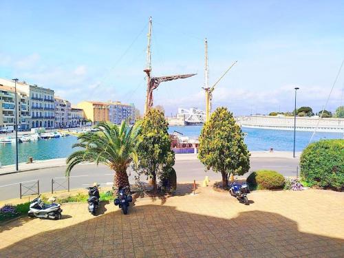 un groupe de motocycles garés dans une rue près de l'eau dans l'établissement Charmant T2 neuf climatisé, vue sur les quais, à Sète