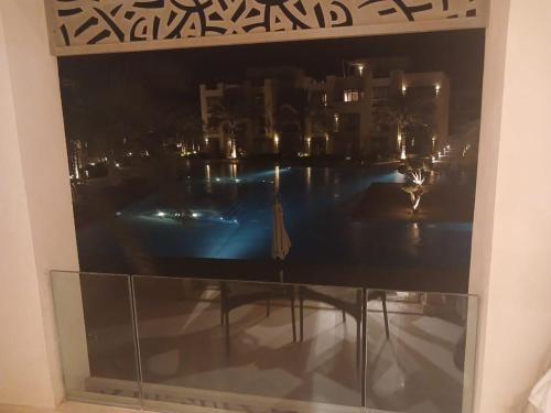 una vista de una piscina por la noche en El Gouna, en Hurghada