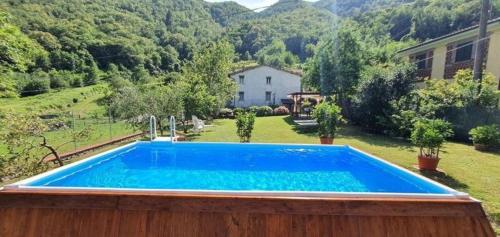 uma piscina no quintal de uma casa em Ferienhaus mit Privatpool für 6 Personen ca 155 qm in Pescaglia, Toskana Provinz Lucca em Pescaglia