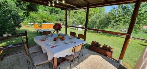 uma mesa com uma toalha de mesa branca num pátio em Ferienhaus mit Privatpool für 6 Personen ca 155 qm in Pescaglia, Toskana Provinz Lucca em Pescaglia