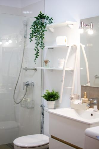 a bathroom with a toilet and a sink and a shower at Bungalow Relax Marine in Arona