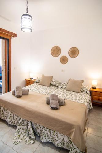 a bedroom with a large bed with towels on it at Bungalow Relax Marine in Arona
