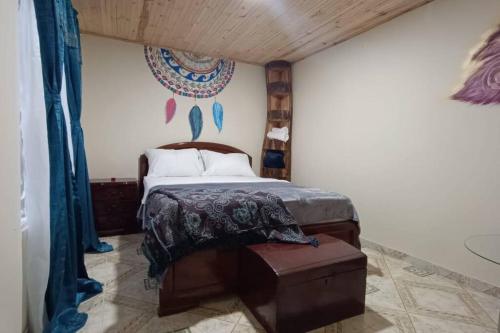 1 dormitorio con 1 cama en una habitación en Casa Rio de Cristal en Pijao