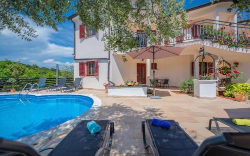 une villa avec une piscine et une maison dans l'établissement Ferienwohnung für 3 Personen ca 35 qm in Drenje, Istrien Bucht von Raša, à Labin