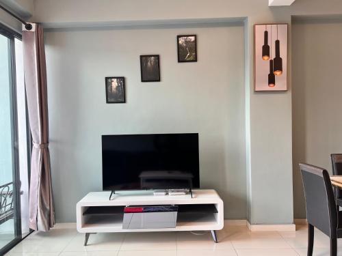 TV a/nebo společenská místnost v ubytování BLUE JADE STUDIOS