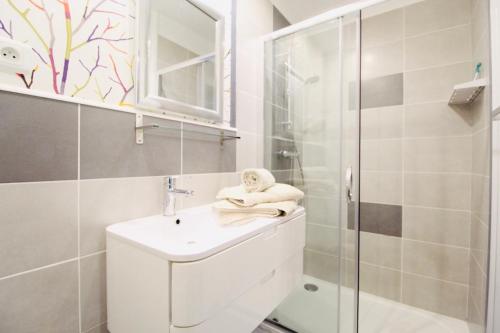 een badkamer met een wastafel en een douche bij Annexe 43 in Guérande