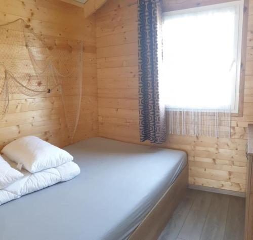 Una cama o camas en una habitación de Park Jesionów - Pleśna