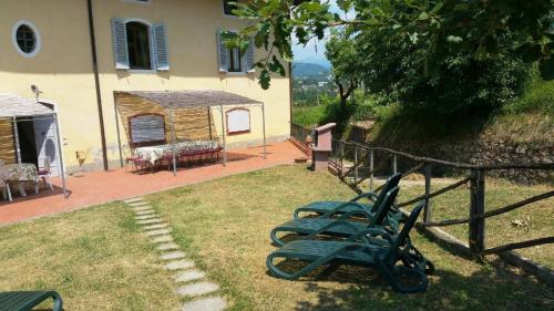 Serravalle PistoieseにあるFerienwohnung für 4 Personen 2 Kinder ca 80 qm in Serravalle Pistoiese, Toskana Provinz Pistoiaの隣庭の緑のベンチ