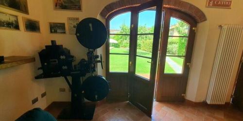 Una habitación con una puerta con una ventana y una habitación con en Ferienhaus mit Privatpool für 2 Personen ca 65 qm in Capannori, Toskana Provinz Lucca, en Capannori