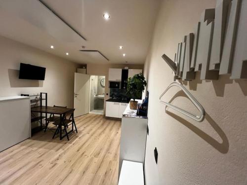 Kuchyň nebo kuchyňský kout v ubytování RMI1 - Apartment für Urlauber, Monteure - mit AC und Infrarotheizung