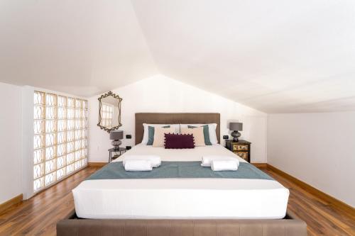 1 dormitorio blanco grande con 1 cama grande en Attico Mirage, en Verona