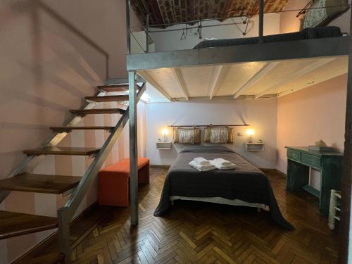 Centro de Buenos Aires في بوينس آيرس: غرفة نوم مع سرير بطابقين ودرج