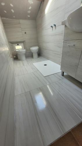 La salle de bains est pourvue de 2 toilettes et d'un lavabo. dans l'établissement Appartamento estivo GARBINO - Misano Adriatico -RN-, à Misano Adriatico