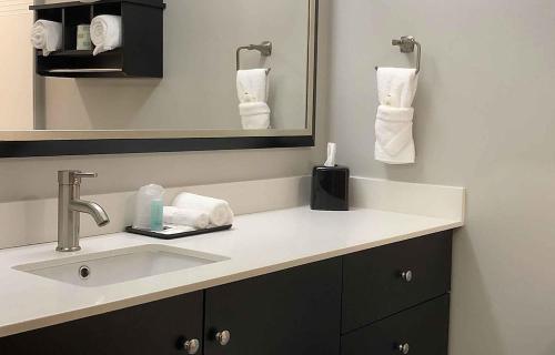 bagno con lavandino, specchio e asciugamani di Extended Stay America Suites - Lancaster County a Mountville