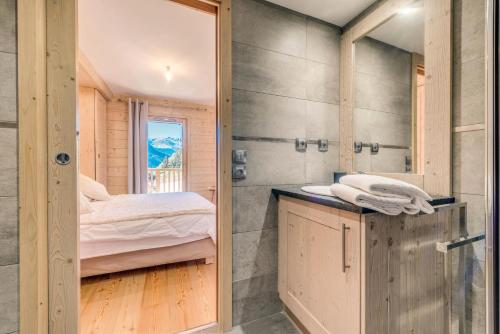 uma casa de banho com chuveiro e uma cama num quarto em Résidence Les Balcons EtoilÉs - 3 Pièces pour 6 Personnes 301 em Champagny-en-Vanoise