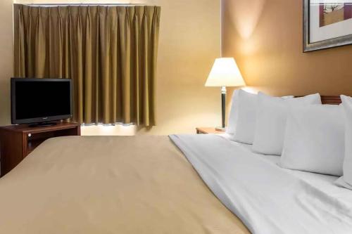 Кровать или кровати в номере Extended Stay America Suites - Lancaster County
