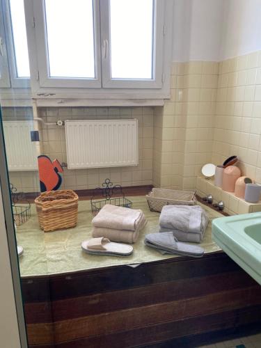 łazienka z umywalką i ręcznikami na ladzie w obiekcie Vu sur mer corniche w Marsylii