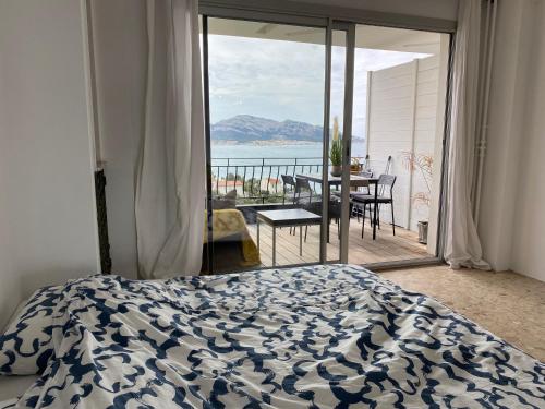 sypialnia z łóżkiem i widokiem na ocean w obiekcie Vu sur mer corniche w Marsylii