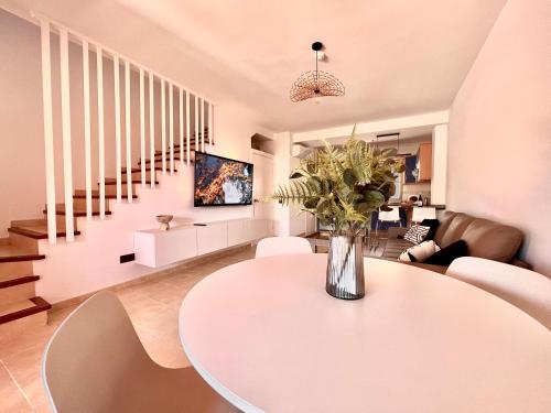 Holiday home in meloneras with sea views, golf and private jacuzzi