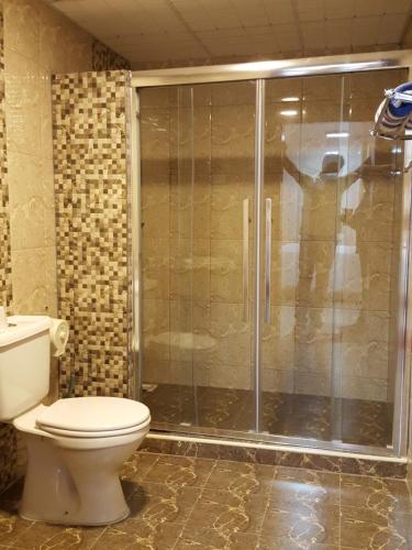 Bilik mandi di Mayfair Hotel