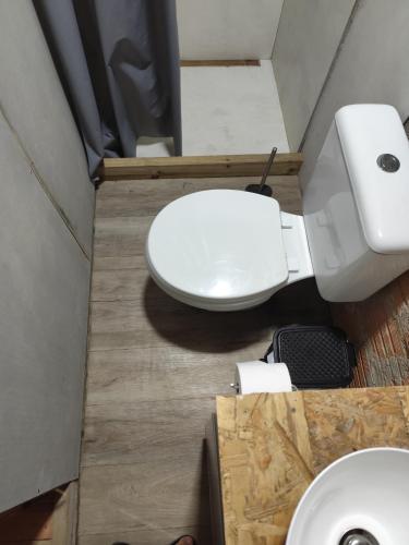 een kleine badkamer met een toilet en een wastafel bij Small house in Itajaí