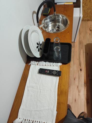 um balcão de cozinha com uma tigela e um lavatório em Small house em Itajaí
