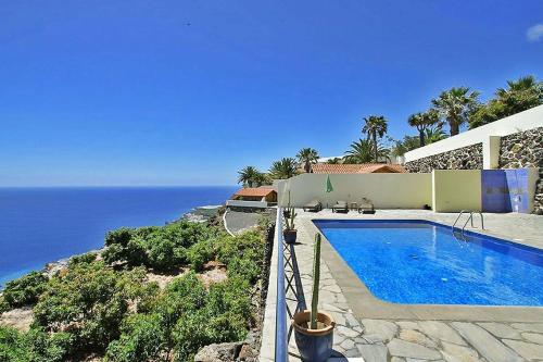 una casa con piscina junto al océano en Ferienhaus für 4 Personen ca 65 qm in Puerto Naos, La Palma Westküste von La Palma, en Puerto Naos