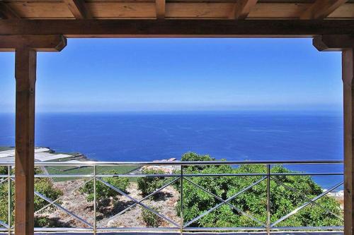 uma vista para o oceano a partir de uma casa em Ferienhaus für 4 Personen ca 65 qm in Puerto Naos, La Palma Westküste von La Palma em Puerto Naos
