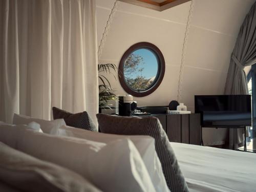 91 Athens Riviera, The Resort