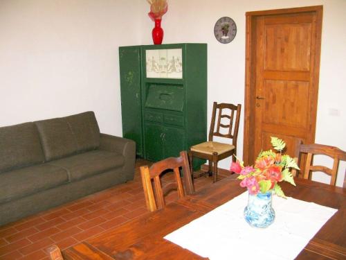 ein Wohnzimmer mit einem Sofa und einem Tisch in der Unterkunft Studio für 6 Personen ca 60 qm in Martignana, Toskana Provinz Florenz in Marcignana