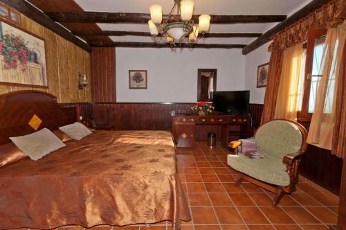 um quarto com uma cama, uma cadeira e uma televisão em Ferienhaus für 5 Personen ca 58 qm in Arucas, Gran Canaria Nordküste Gran Canaria em Arucas