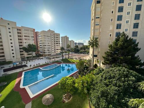 eine Draufsicht auf ein Schwimmbad in einer Stadt in der Unterkunft Vistas al Mar, Piscina y Playa in Alicante