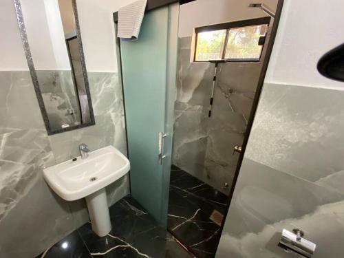 Un baño de Lake view, comfort, close to the city, easy access