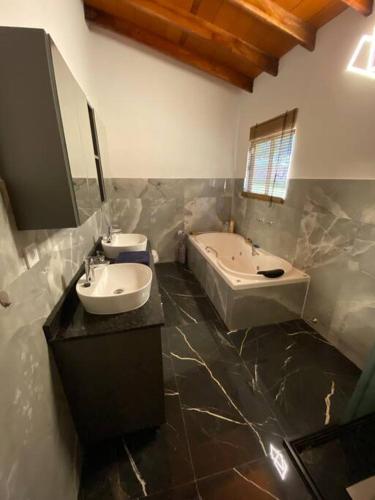 Un baño de Lake view, comfort, close to the city, easy access