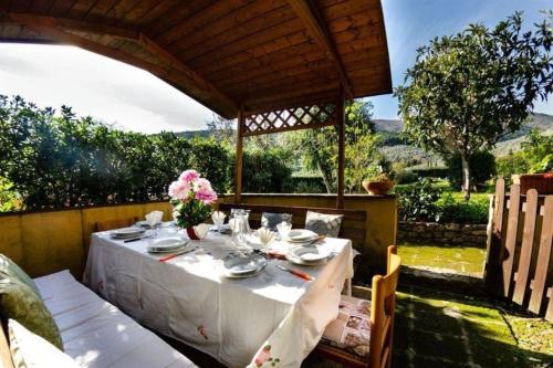 een tafel met een witte tafellaken op een patio bij Ferienhaus für 8 Personen ca 100 qm in Buti, Toskana Provinz Lucca in Buti