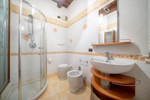 een badkamer met een wastafel, een douche en een toilet bij Residenza Cappello18 in Verona