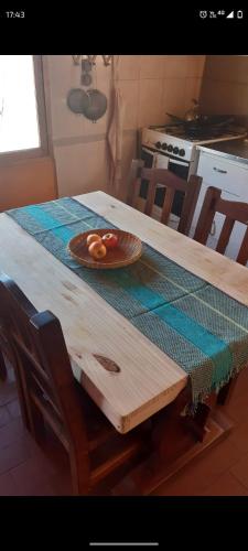 una mesa de madera con un plato de comida. en Hogar cerca del aeropuerto en Ushuaia