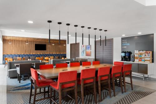 Holiday Inn Express Atlanta Airport - North, an IHG Hotel Image