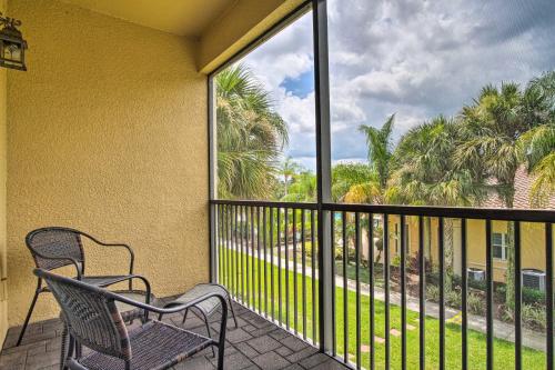 een balkon met een stoel en uitzicht op palmbomen bij Quiet Disney Condo w/ Balcony ~ 2 Miles to Disney World! in Orlando