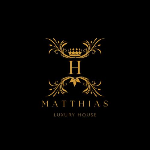 un logo en or avec une couronne au-dessus de celui-ci dans l'établissement Matthias Luxury House, à Catane