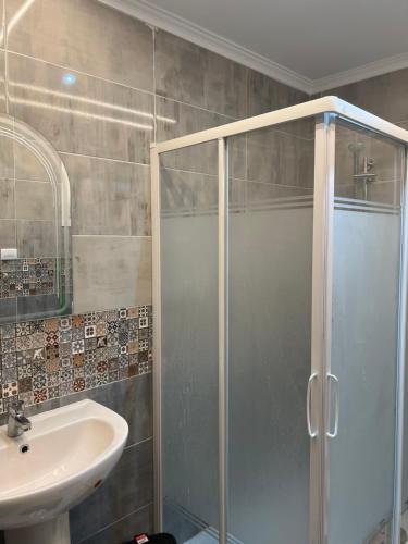 een badkamer met een douche en een wastafel bij شقة فاخرة بالمنتزة فيو بحر ومنتزة in Alexandrië