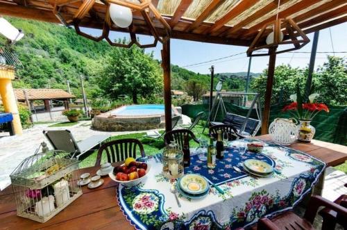 een tafel met een fruitschaal op een patio bij Ferienhaus mit Privatpool für 4 Personen ca 90 qm in Lanciole, Toskana Provinz Pistoia in Lanciole